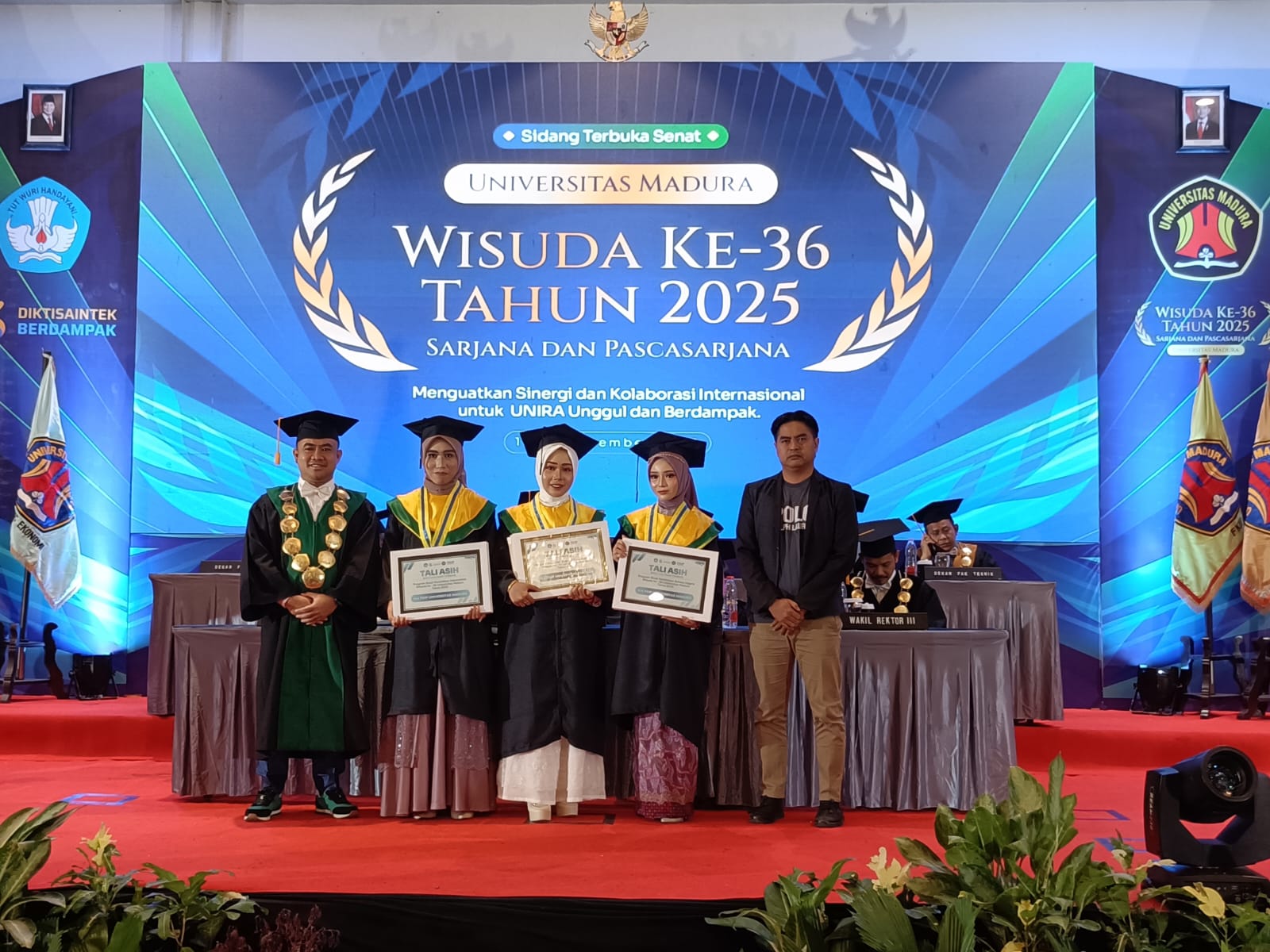 IKA FKIP Universitas Madura Berikan Tali Asih untuk Lulusan Terbaik Prodi Wisuda ke-36