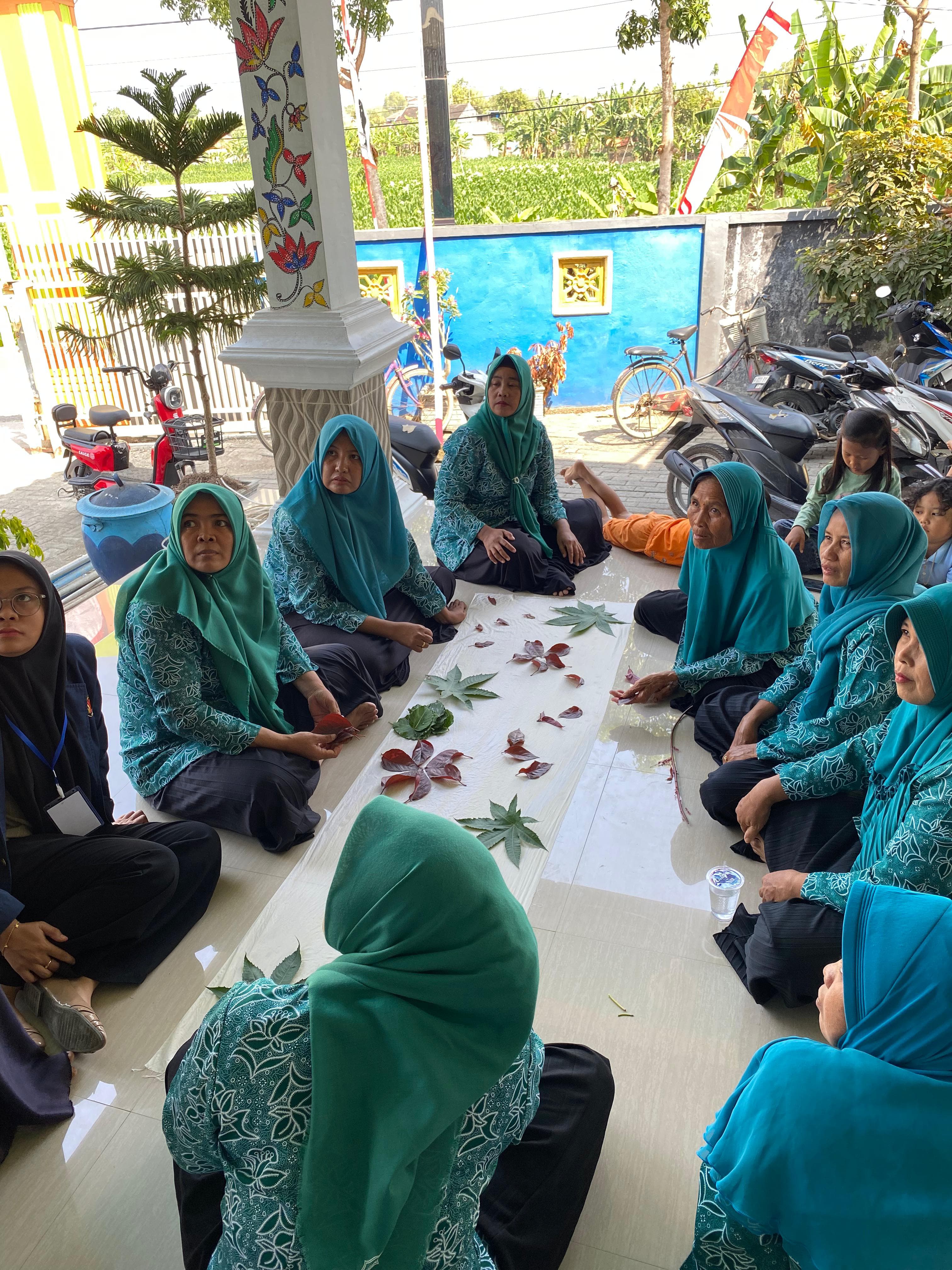 Warna Baru Desa Prekbun: KKN Unira Mengagas Pelatihan Ecoprint sebagai Pemberdayaan Masyarakat