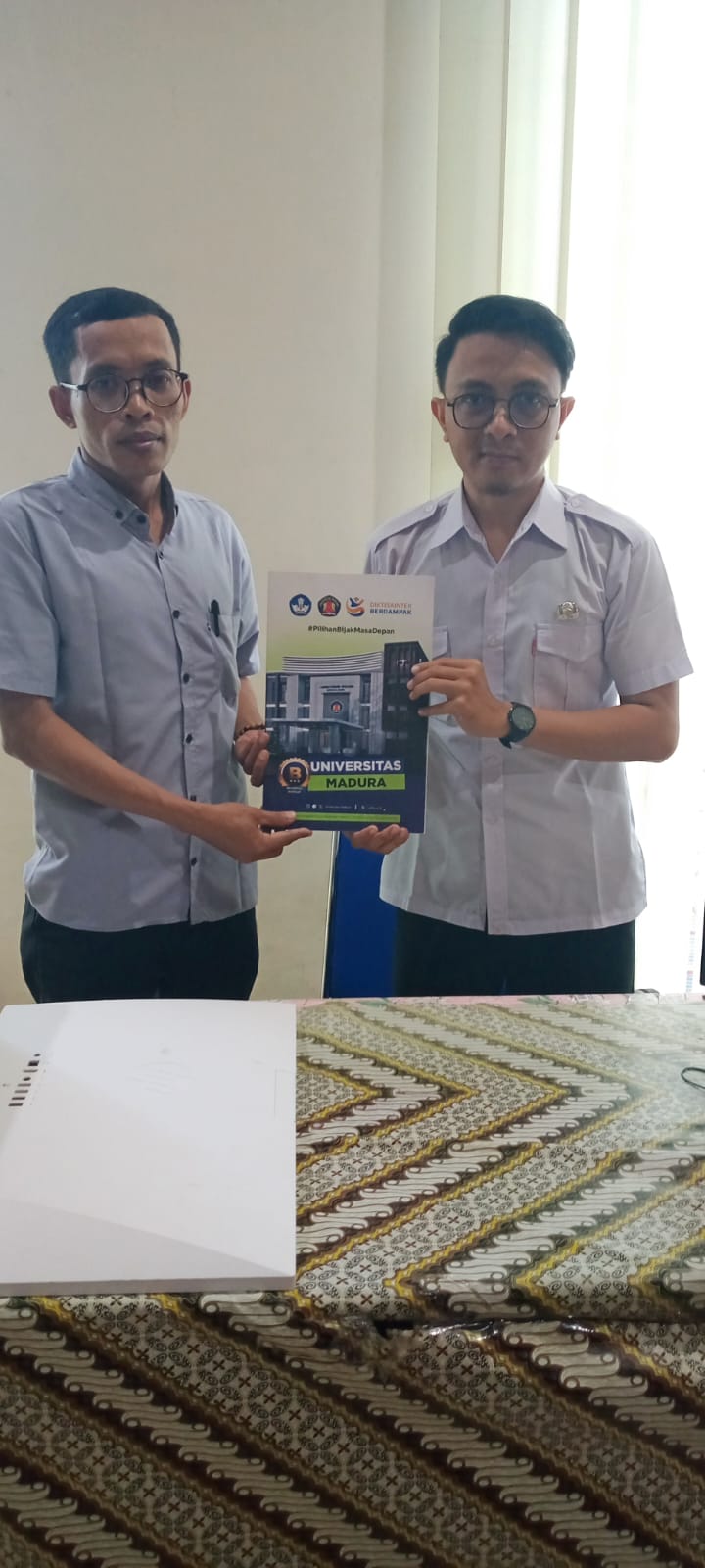 Akademisi Serahkan Hasil Penelitian dan Policy Brief Inovasi “LANTOR” untuk Penguatan Layanan Disdukcapil Pamekasan