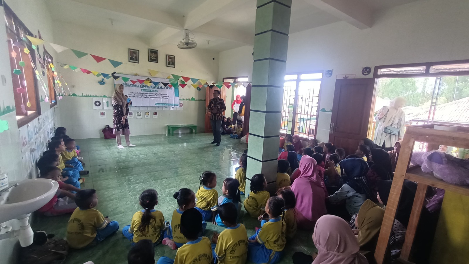 Menumbuhkan kesadaran orang tua (wali murid) di PAUD SEKAR JAMBI Pademawu dalam menanamkan nilai moral Anak Usia Dini melalui Ã¢â¬ÅParenting EducationÃ¢â¬Â